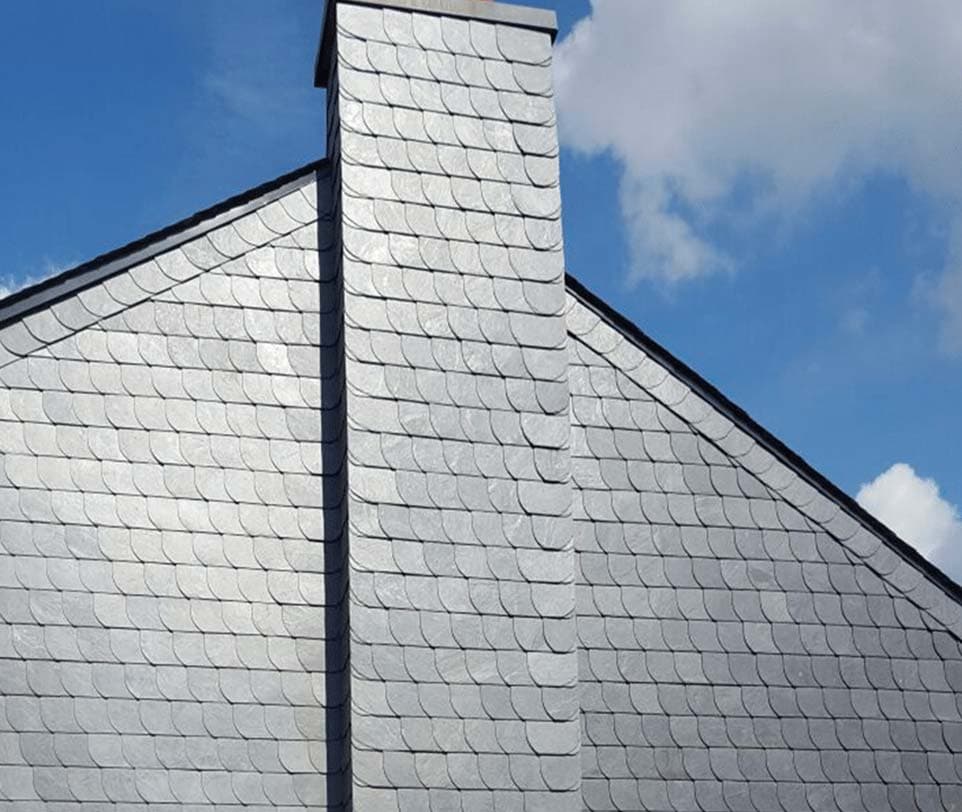 Couvreurs de Blang & Lauterbach rénovant une ancienne toiture en pente avec une nouvelle couverture en tuiles