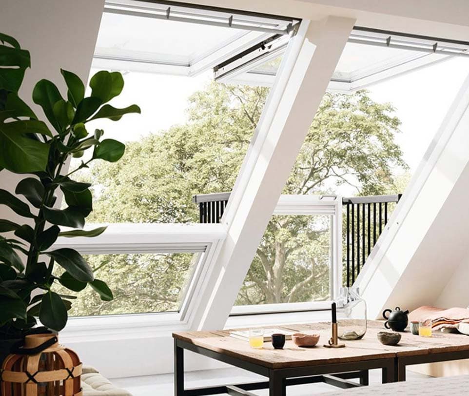 Fachgerecht eingebautes VELUX Dachfenster in einem ausgebauten Dachgeschoss mit viel Tageslicht
